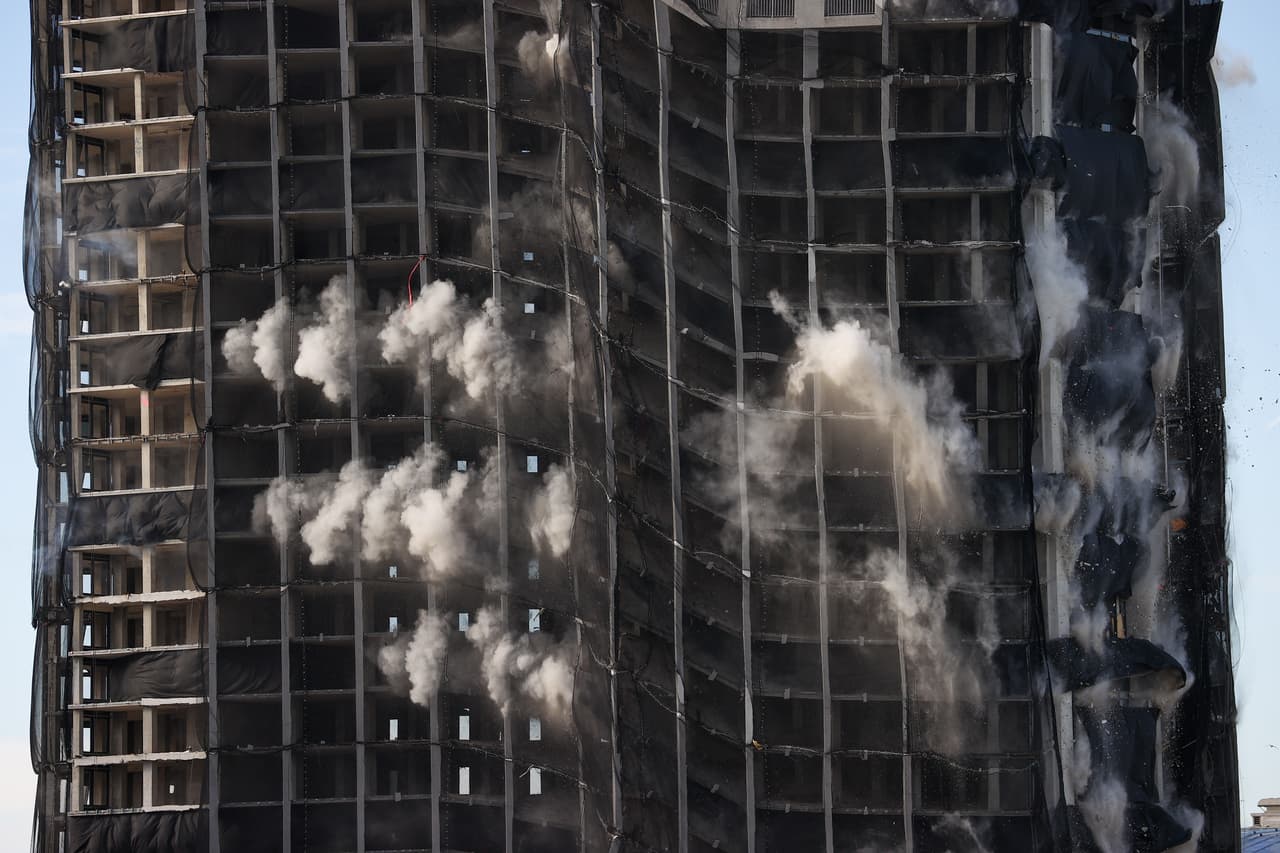 El casino fue cerrado en 2014 y desde entonces la estructura se deterioró. Las autoridades de la ciudad 
<a href="https://www.cnn.com/2021/02/17/business/trump-plaza-atlantic-city-implosion/index.html"><u>advirtieron recientemente que el edificio debía ser demolido</u></a>.