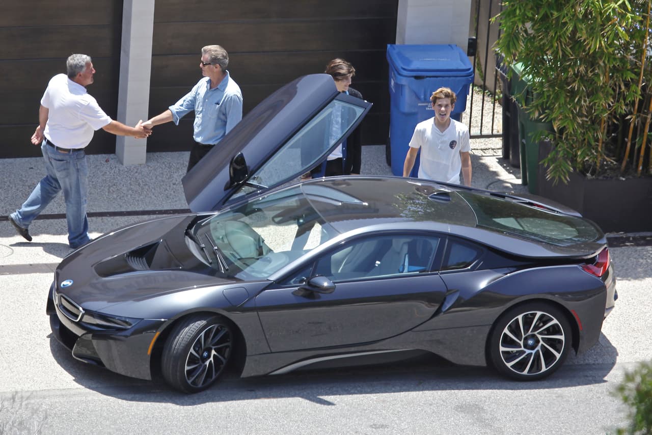 Tras "perderlo todo" en un incendio en Malibú, captamos al ex James Bond comprando un lujoso auto.