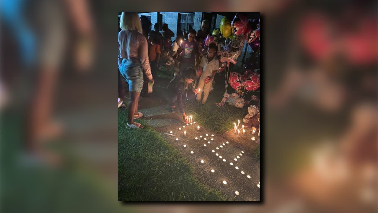 La familia y algunos vecinos de la familia realizaron un vigilia para pedir justicia por la muerte de Alaiza Johnson.