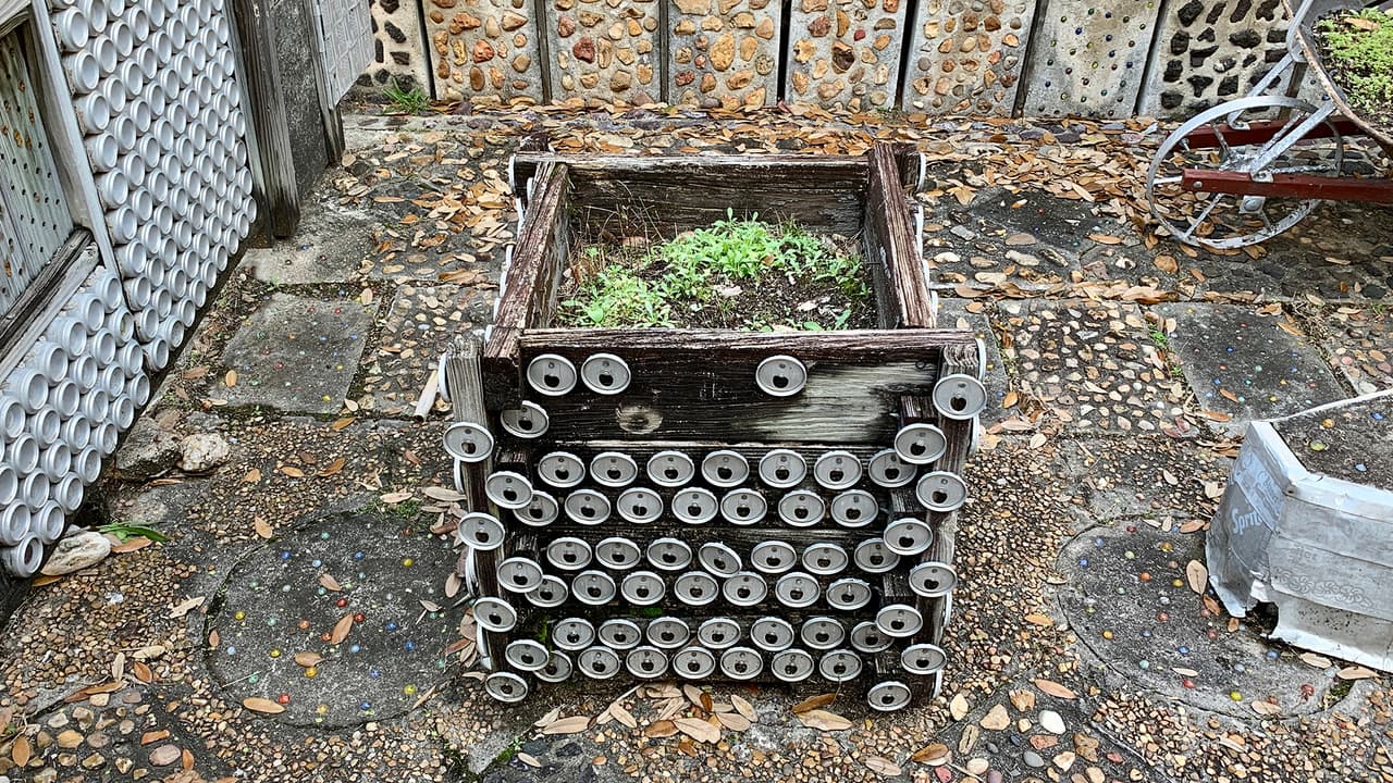 Entre los detalles que se pueden observar, está este macetero también forrado con latas de cerveza.