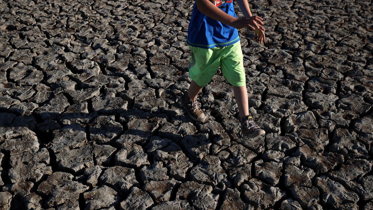 La medida de racionamiento de riego en exteriores se une al recorte del 5% del suministro de vital líquido anunciado en marzo.