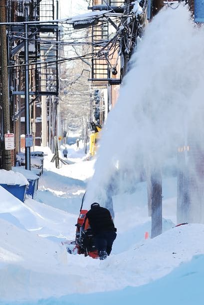 La tormenta marcó récord de fuertes vientos en localidades como Cuttyhunk (Massachusetts), donde alcanzaron los 133 kilómetros por hora; Westport (Connecticut), con 131 kilómetros por hora; y cerca de la isla Plum (Nueva York) con 120 kilómetros por hora.