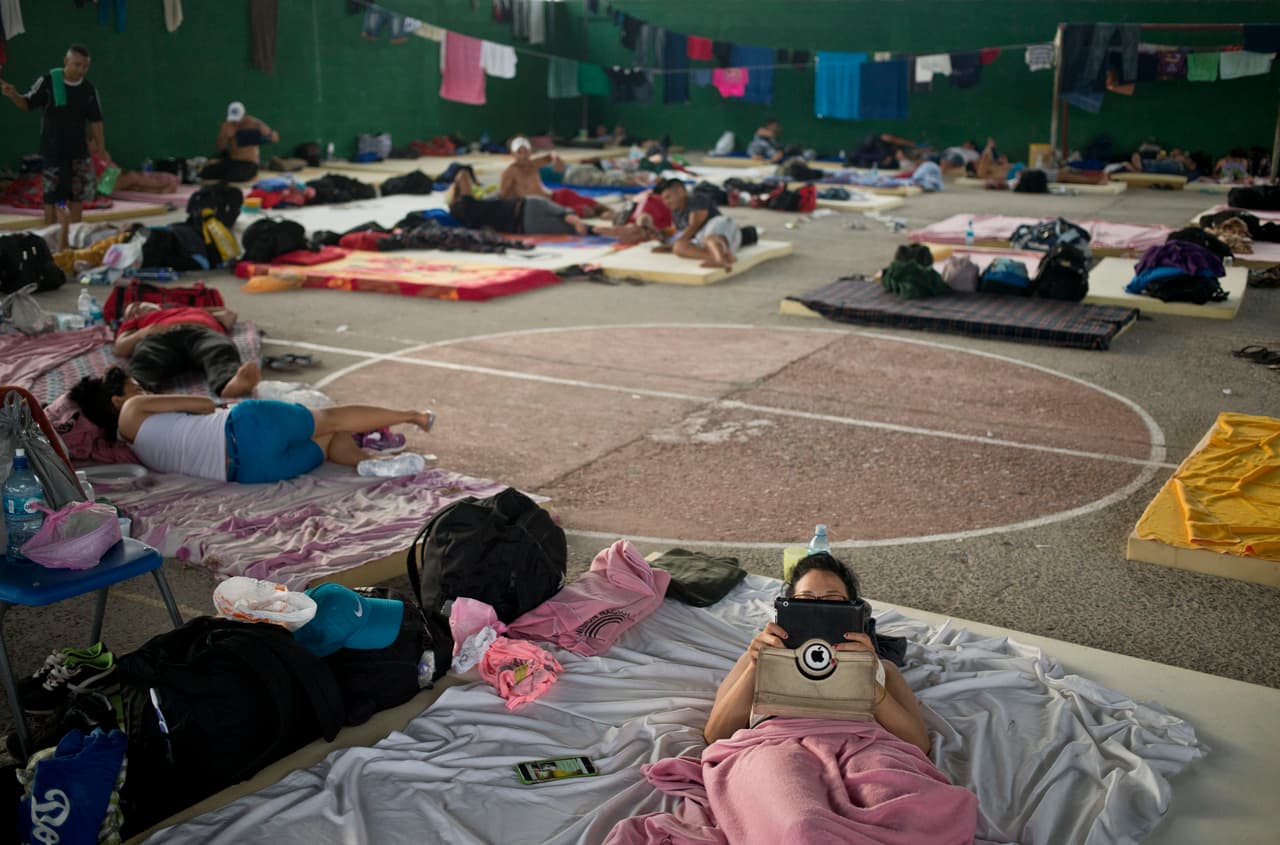 En un campamento provisional, usando la tablets