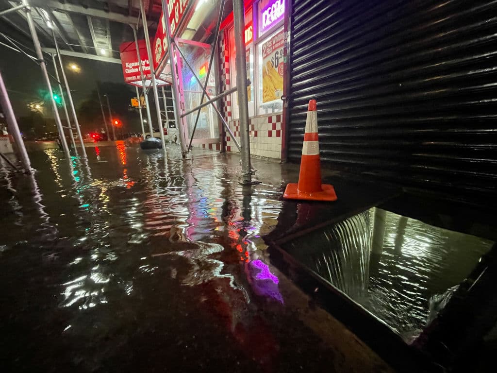 Viviendas y negocios también se vieron afectados por
<a href="https://www.univision.com/temas/huracan-ida-2021">los remanentes de Ida</a>. En la imagen, el sótano inundado de un restaurante de comida rápida.