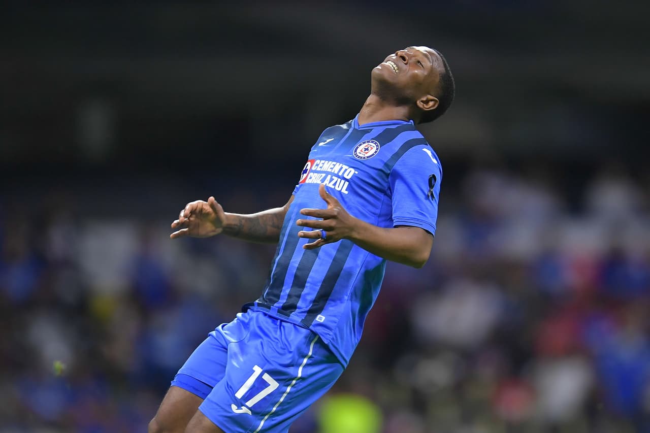 Santos gana su primer partido de la temporada a un Cruz Azul que una vez más no supo aguantar la ventaja en el marcador.