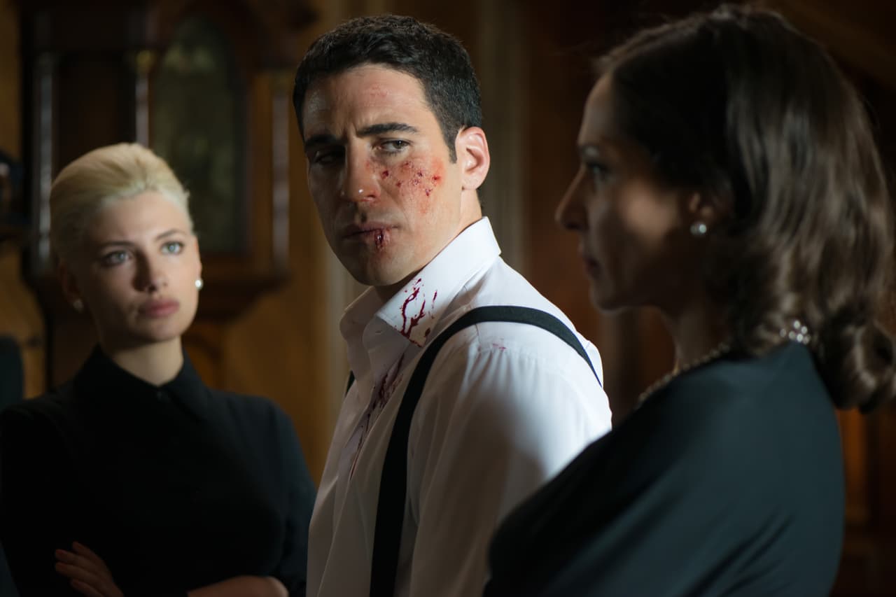 La madrastra y la media-hermana de Alberto le reclaman por haberse ido con Ana.