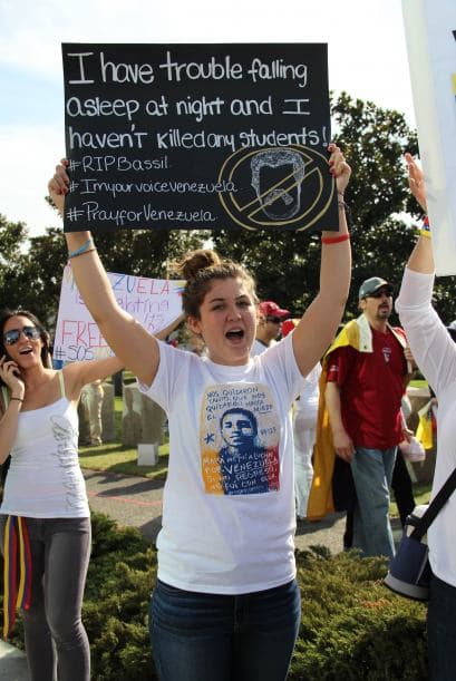 Pese a las distancias y tráfico característico de Los Ángeles, cientos de Venezolanos se unieron a la campaña mundial #SOSVenezuela para apoyar a todo el pueblo venezolano tras 10 días de protestas continuas en dicho país. A la manifestación se unieron guatemaltecos, peruanos, brasileños, libaneses, americanos y muchas otras nacionalidades que hacen vida en la Cosmopolita ciudad del oeste del país. Consignas, cantos y la familiaridad característica venezolana recibieron apoyo de los transeúntes en los alrededores del edificio Federal ubicado en la avenida Wilshire.