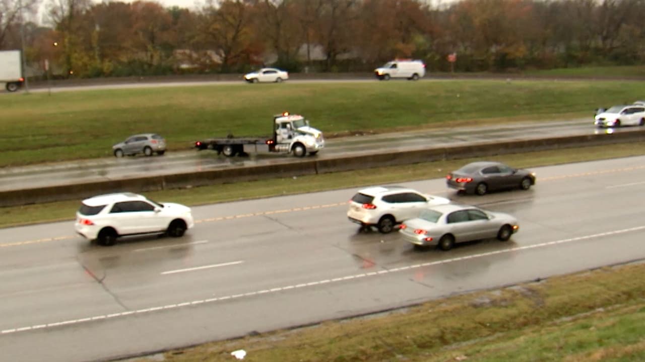 El tráfico matutino se vio afectado por el incidente, más entre las 7:00 am y las 8:00 am pues se registró un retraso vial y riesgo en las vías por lluvias.