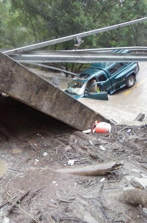 Se derrumba puente FM 118 y deja atrapada a una camioneta