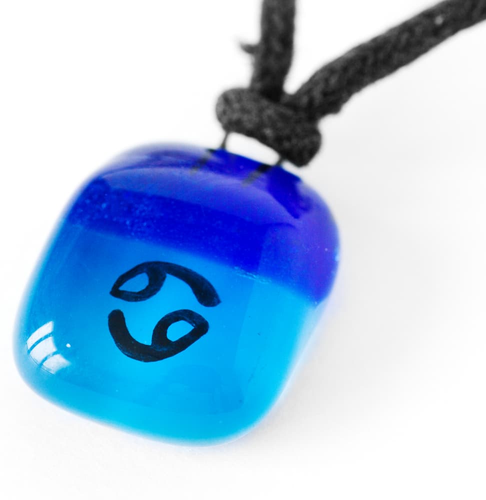 Quizá requieras algo más sencillo pero efectivo como este dije de piedra azul con el logo del signo Piscis, para atraer bendiciones y alejar las complicaciones del día a día.