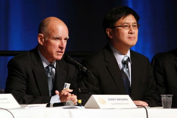 2. CALIFORNIA - Salario medio anual en el estado: $50,730 - Salario anual del gobernador: $173,987. El empleado del estado con el mejor pago: El jefe de psiquiatras de la Junta de Libertad Condicional del Departamento Correctivo y de Rehabilitación ganó $838,706 en 2010, de acuerdo con la base de datos actualizada del Controlador John Chiang.