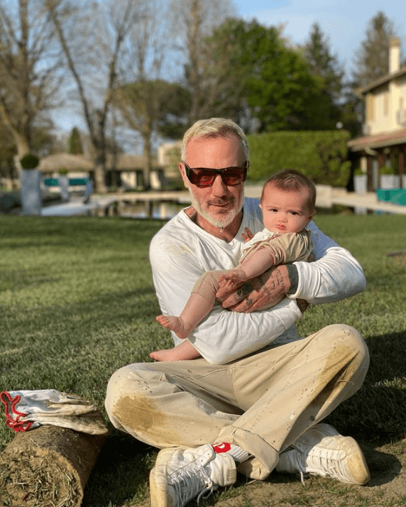 "Blu nació con el paladar sin cerrar, lo que clínicamente se conoce como 'paladar hendido'", explicó.