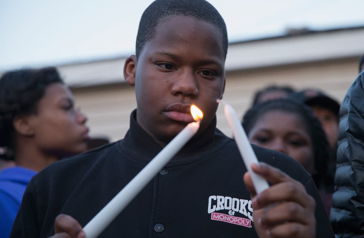 De acuerdo con el Chicago Tribune, durante la vigilia organizada por Black Live Matter Chicago y la Alianza de Chicago contra la Represión Racista y Política, la gente gritaba "Justicia para Pierre", mientras recorrían la calle mostrando fotos de jóvenes afroamericanos que han muerto a manos de la policía.
