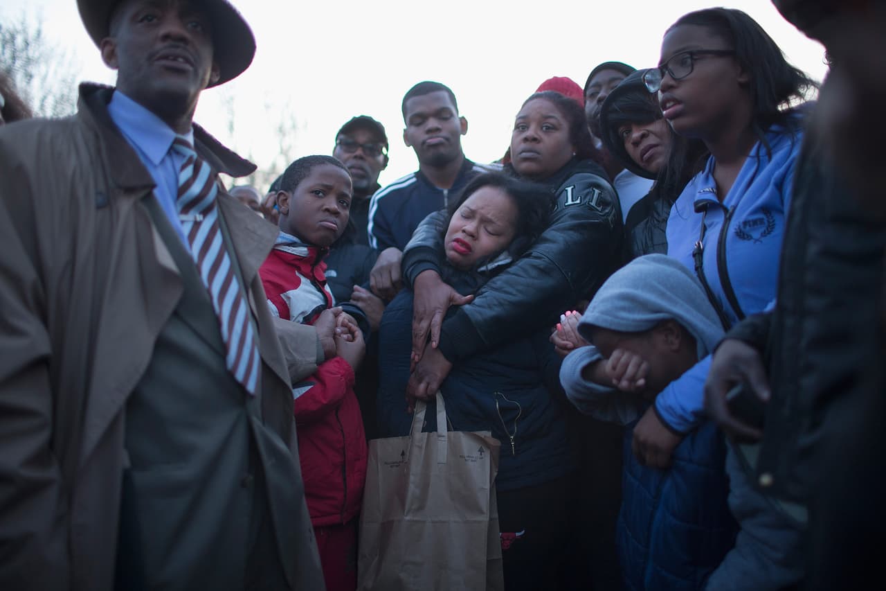 Familiares y los amigos de Loury se reunieron en un edificio de East Garfield Park, donde vive Tambrasha Hudson, madre de Loury, para rindir honores a su memoria. Pierre era el mayor de cinco hermanos.