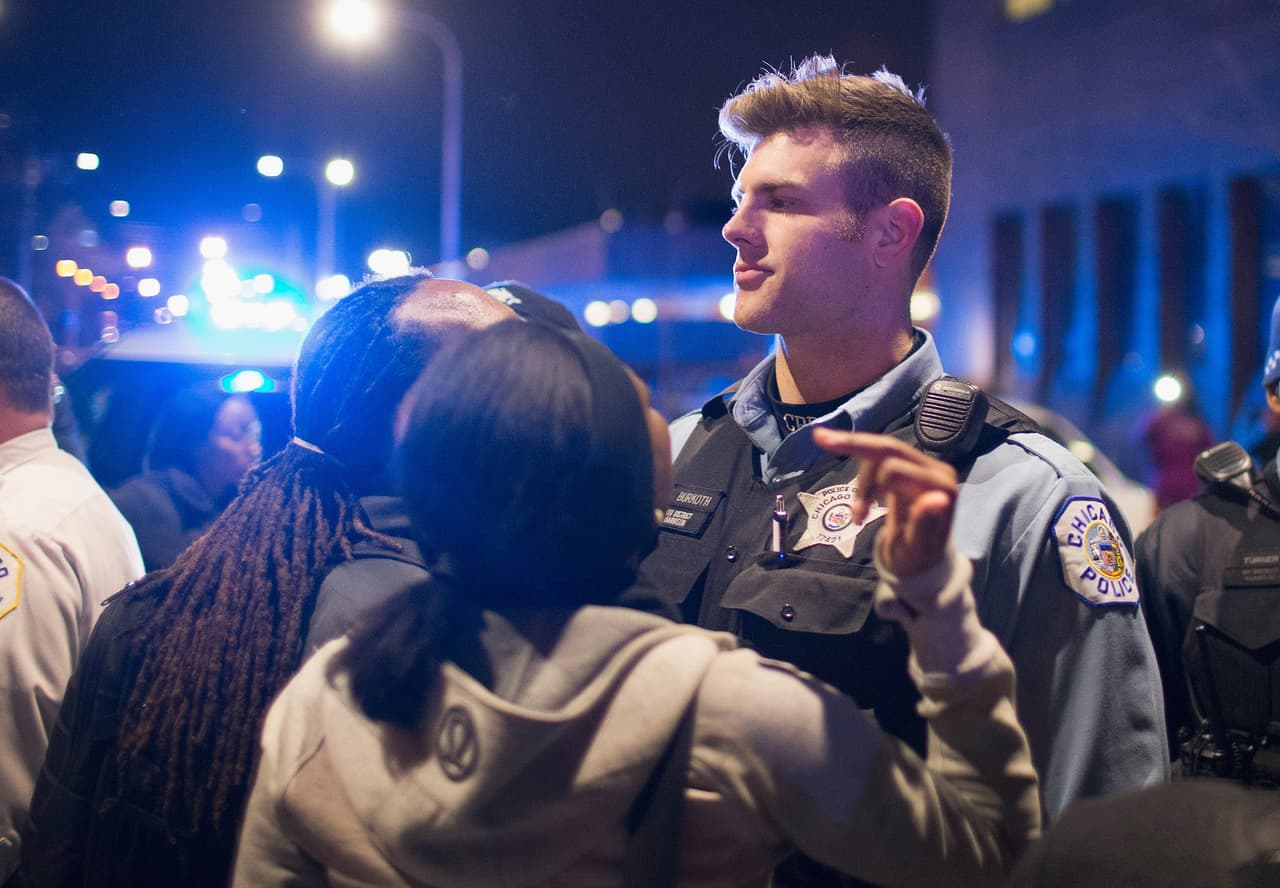 Los manifestantes se dividieron en varios grupos durante la noche, pero un grupo principal se quedó cerca de la intersección de la avenida St. Louis y la Grenshaw st.