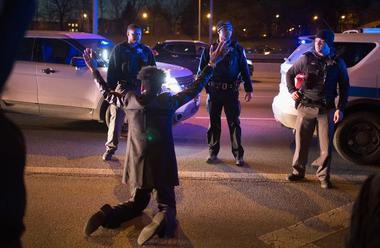 Aunque el agente que hizo el disparo no ha sido todavía identificado, se informó que el oficial ha sido apartado de sus funciones mientras se investiga el caso.