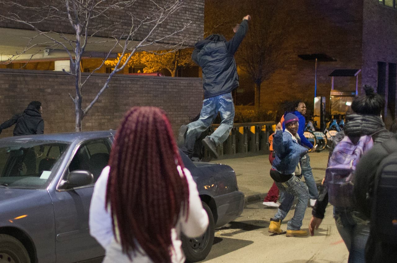 La policía informó que la multitud se dispersó alrededor de 10 pm, sin embargo dos personas fueron detenidas. Los cargos están pendientes.