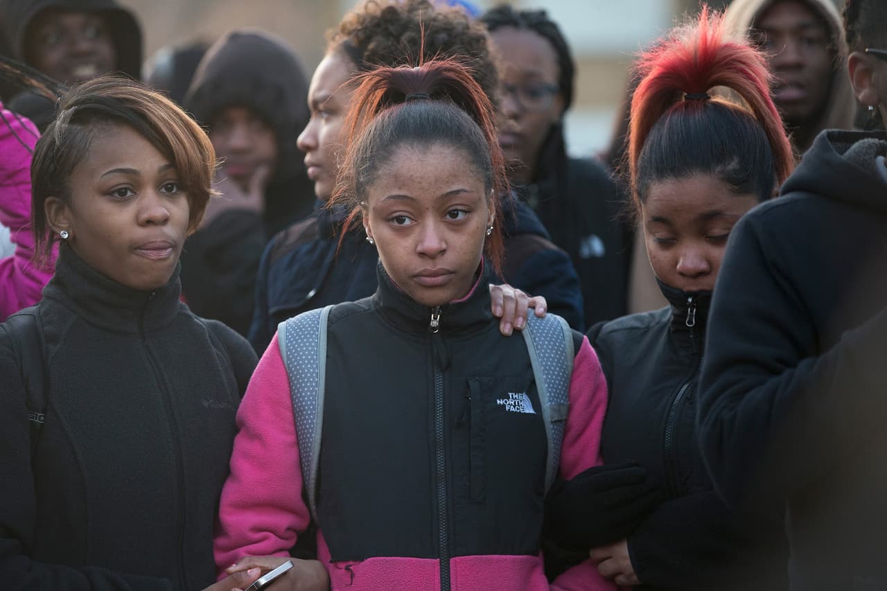 El lunes, oficiales del Distrito Harrison intentaron detener el automóvil en el que viajaba Loury, pues coincidía con la descripción de un vehículo relacionado con un tiroteo anterior, pero durante el registro, el joven escapó y los agentes iniciaron una persecución a pie que terminó en un tiroteo entre el sospechoso y un policía.