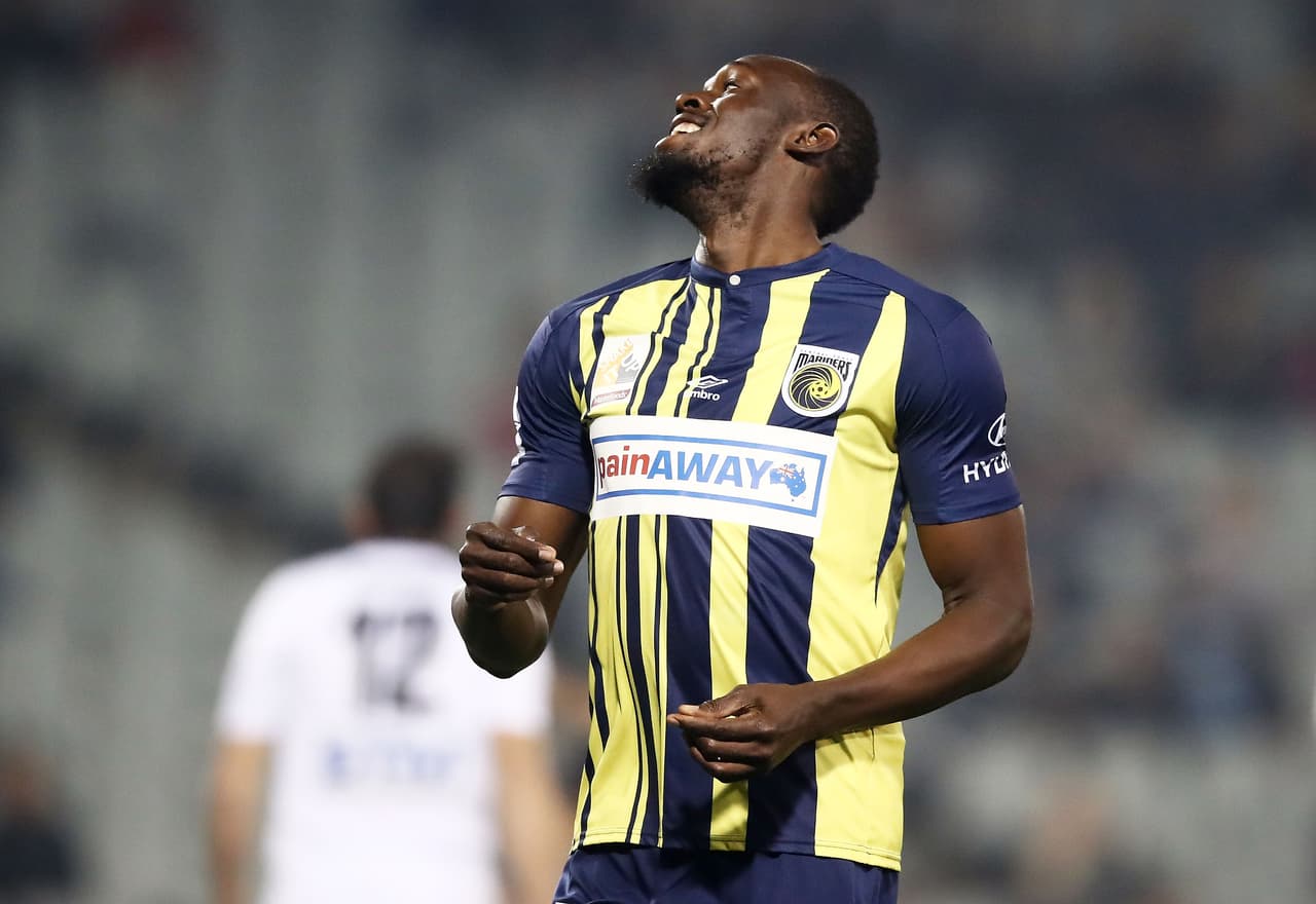 Pero el balón, tras un buen pique en el suelo, se fue caprichósamente por al lado del palo izquierdo del portero.