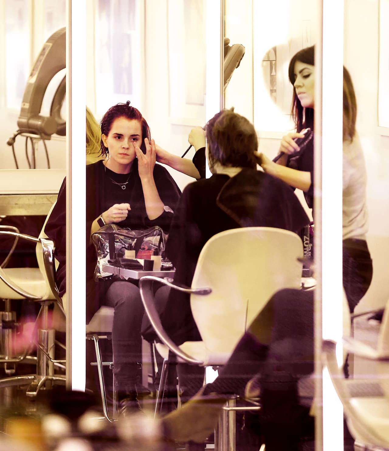 Cuando su estilista estaba a punto de terminar con su cabello, la actriz comenzó a maquillarse.