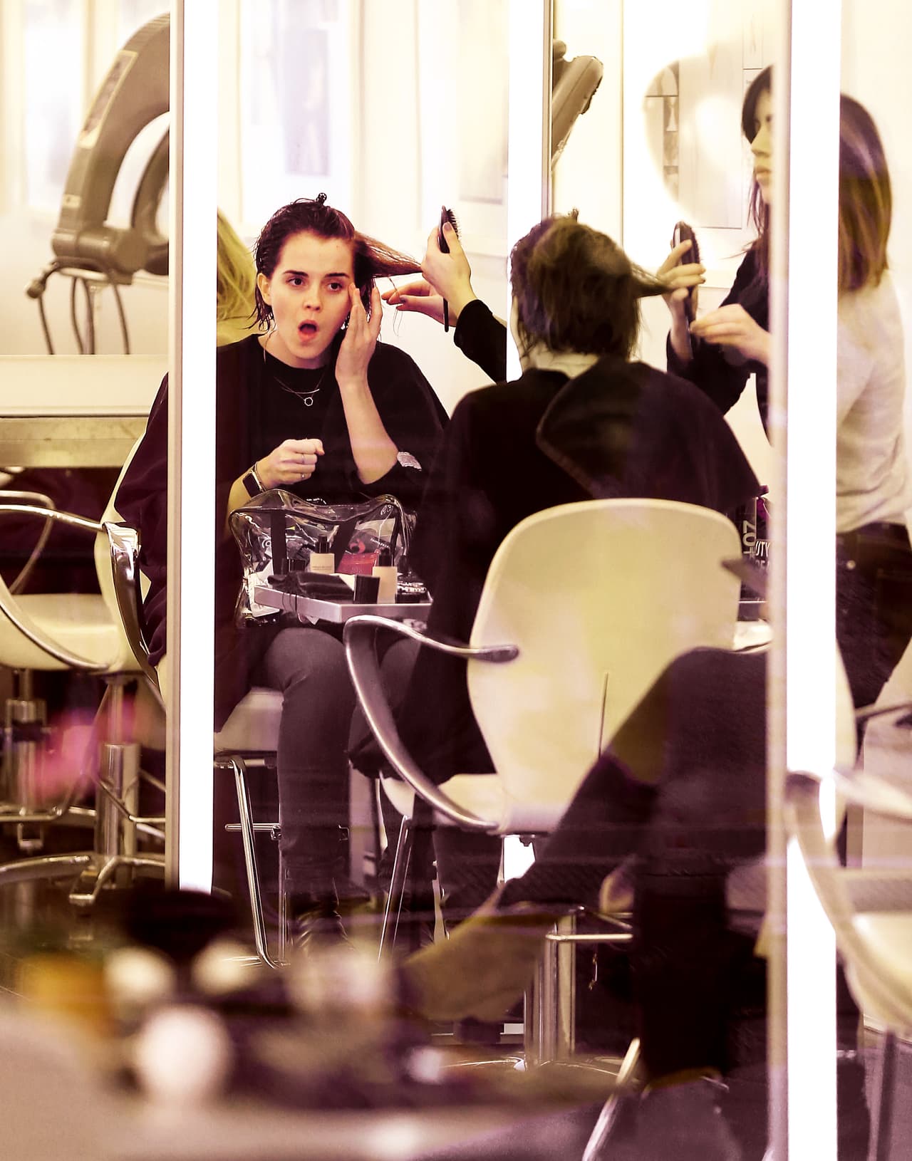 Se maquillaba mientras arreglaban su cabello.