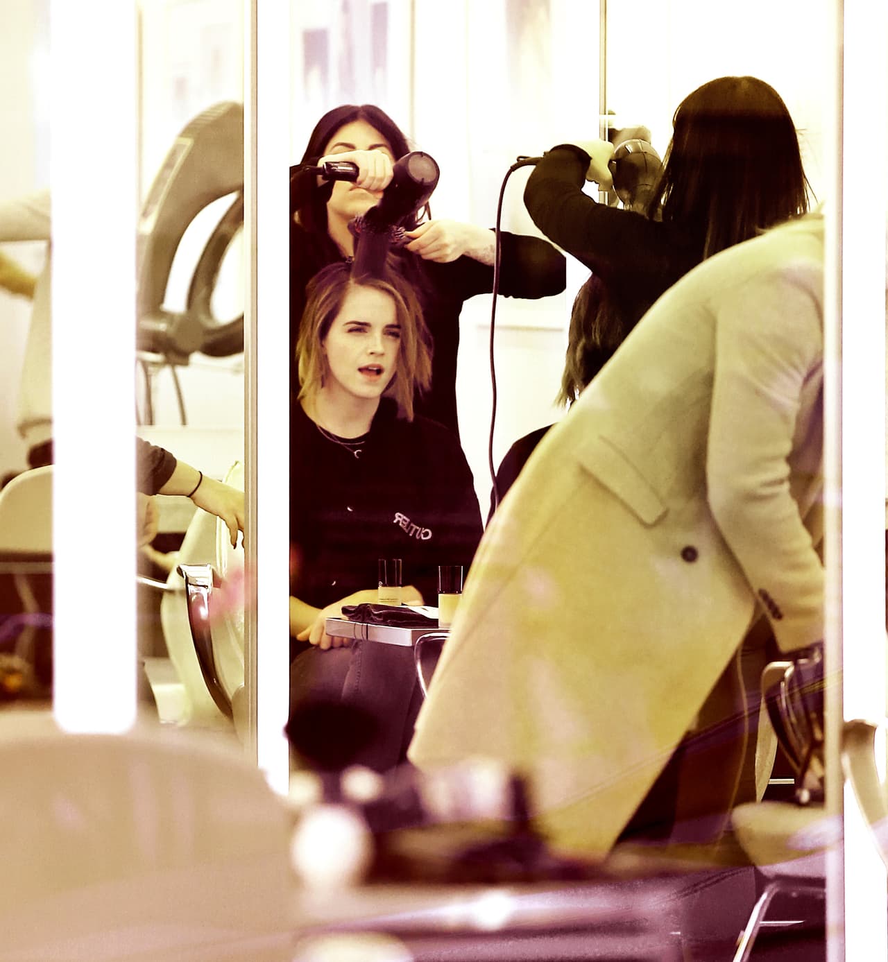 Emma recortó su cabello hasta los hombros.