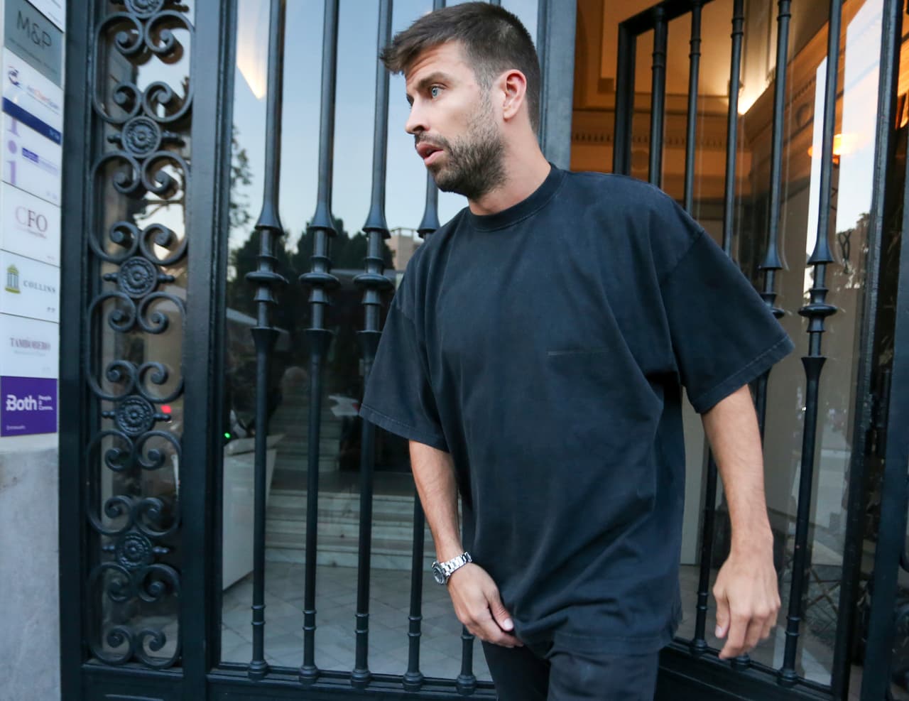 Tras el escándalo de las fotos con Clara Chía Marti, 
<b><a href="https://www.univision.com/shows/despierta-america/gerard-pique-rompe-el-silencio-afirma-que-emprendera-acciones-legales-para-proteger-a-sus-hijos-video" target="_blank">Gerard Piqué ha anunciado acciones legales</a> </b>en contra de quien se inmiscuya en su vida privada. 
<br>