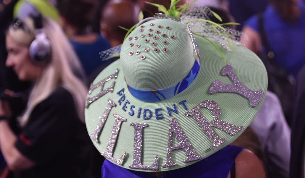 La mujer que decoró este sombrero para mostrar su apoyo a la candidata, dejó claro que lo único que se necesita es ser creativa. Colocó letras con brillos, cintas, plumas y unas piedras brillantes al sombrero de paja para apoyar a Hillary Clinton.