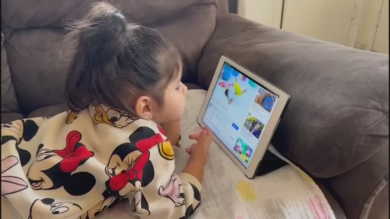 Presta atención si tu hijo suele pasar horas viendo la tableta: detectan severos daños en la vista