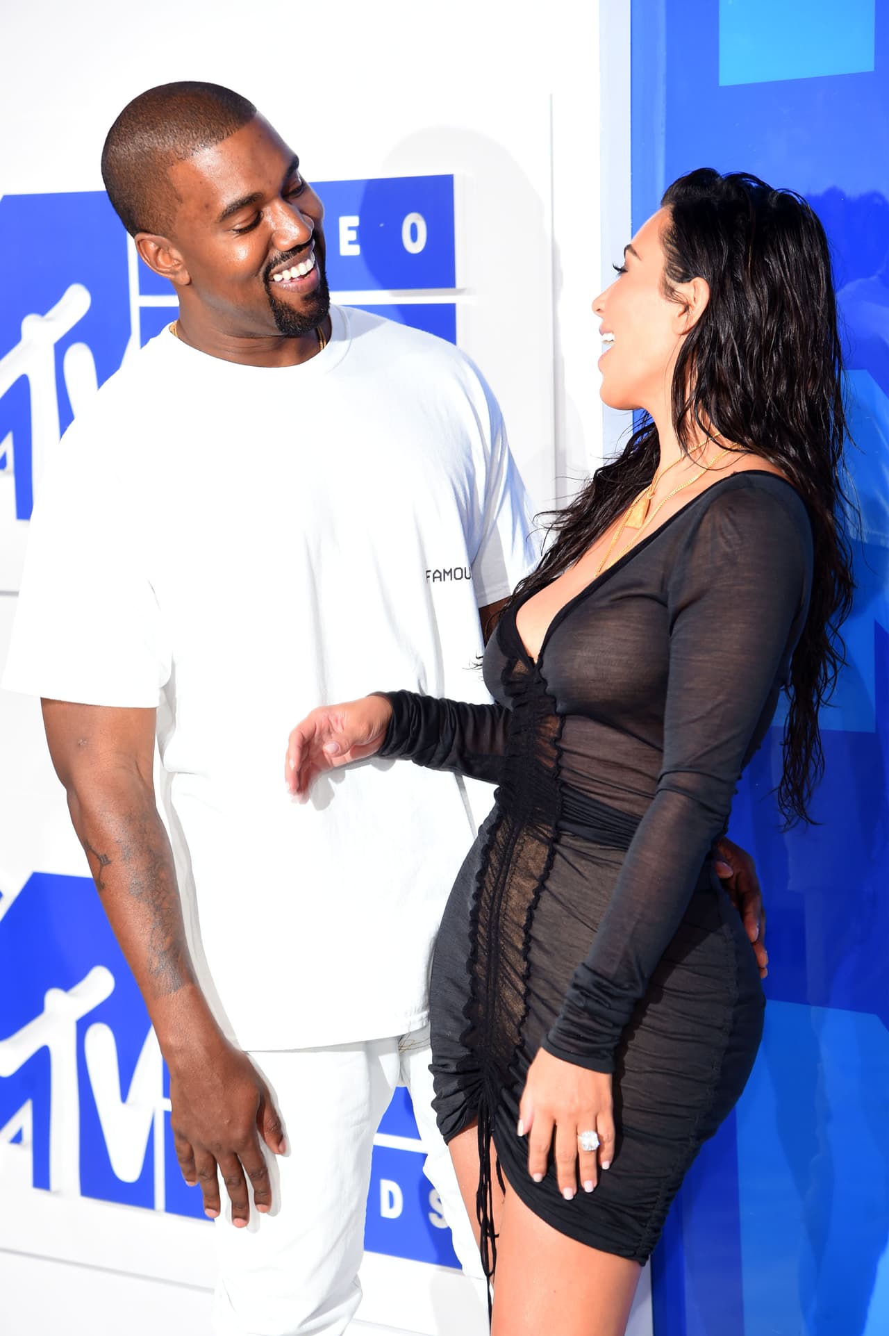 Justo el día de su cumpleaños número 33, Kim Kardashian recibió un anillo de compromiso de su entonces novio Kanye West.