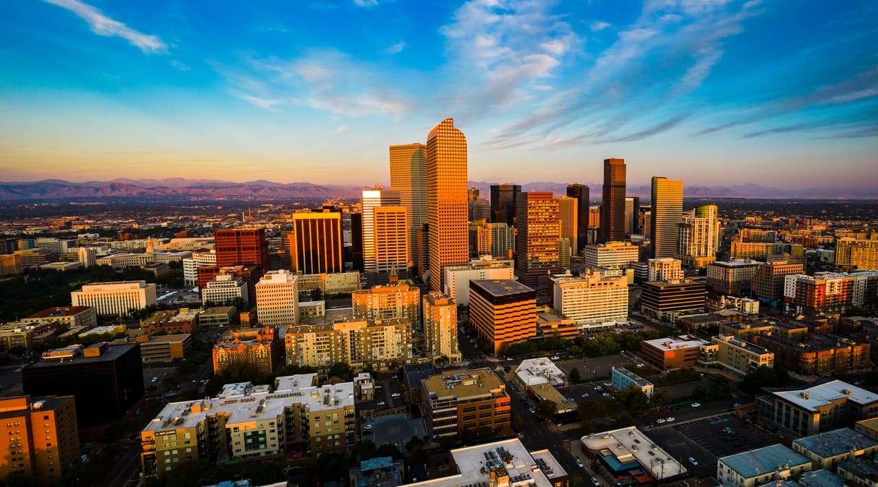 <h3 class="cms-H3-H3">9. Denver, Colorado</h3>
<br>
<br>💻 
<b>Calificación: </b>72.6
<br>
<br>💻 
<b>Promedio del costo de un espacio para <i>coworking</i>:</b> $284 al mes.
<br>
<br>💻 
<b>Promedio del costo de Internet: </b>$54 al mes.
<br>
<br>💻 
<b>Población:</b> 716,000
<br>