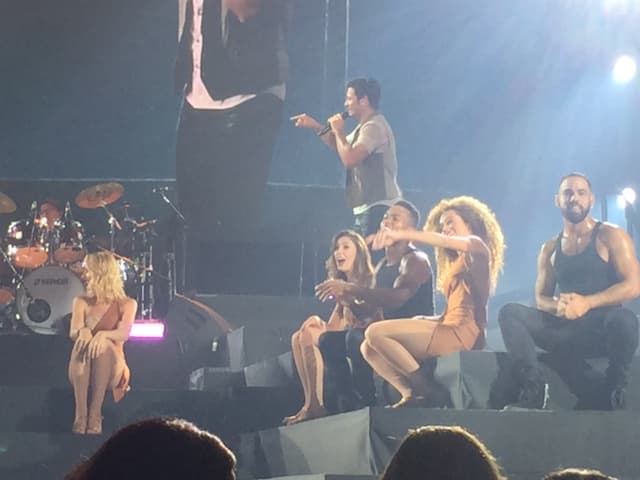 Y venía acompañado de un grupo de entusiastas bailarines.