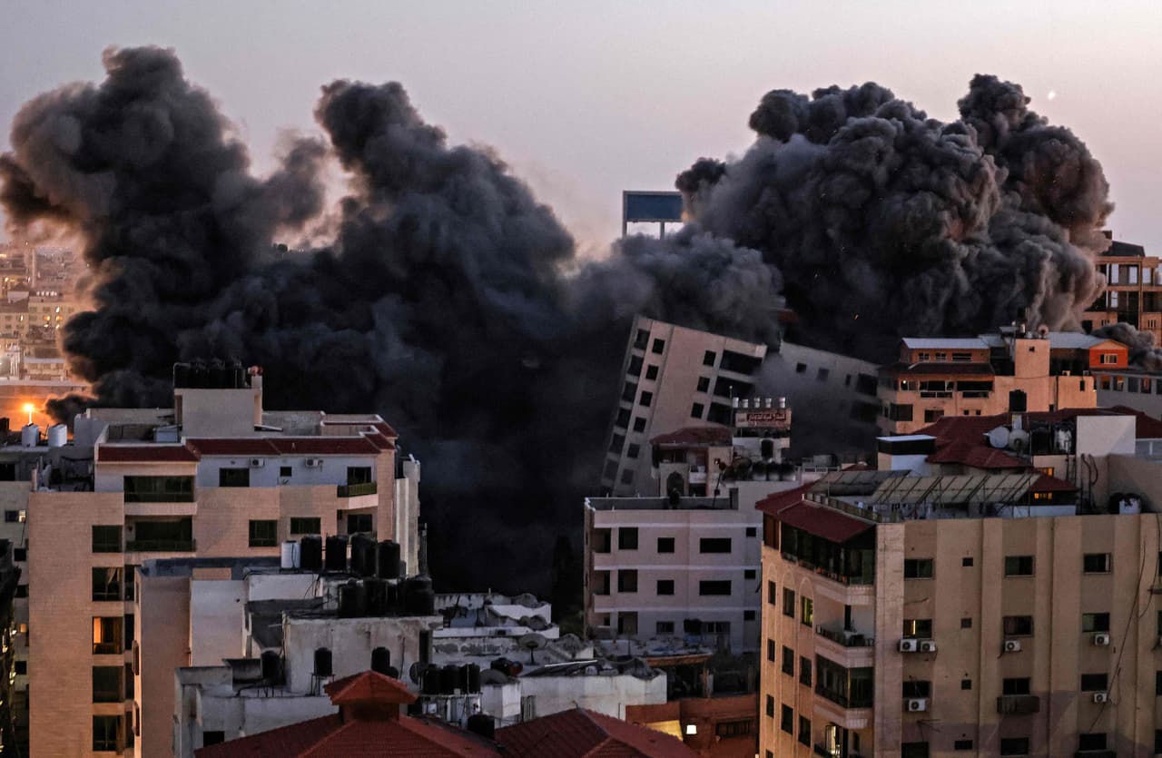 El humo se eleva sobre un condominio de edificios en Gaza después de un ataque aéreo llevado a cabo por Israel este martes 11 de mayo. La andanada de cohetes y ataques aéreos fue precedida por horas de enfrentamientos el lunes entre palestinos y fuerzas de seguridad israelíes.