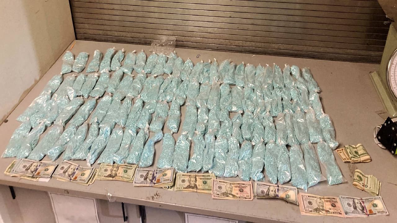 De acuerdo con AZDPS, 100,000 pastillas de fentanilo fueron descubiertas después de una investigación de una semana en Phoenix el 2 de agosto. Además, autoridades encontraron “
<a href="https://www.facebook.com/Ariz.DPS/posts/4269995783067926" target="_blank">grandes sumas de efectivo y cocaína empaquetados para la venta</a>” en la residencia de Cota. 
<br>