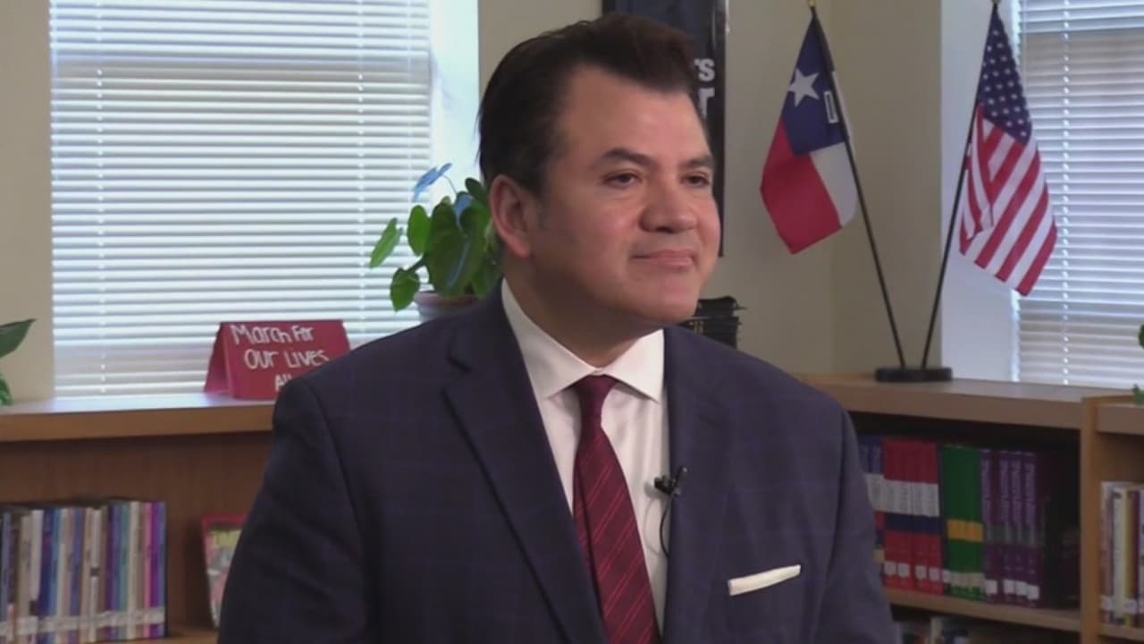 Superintendente de AISD renuncia para tomar posición en UT en Austin
