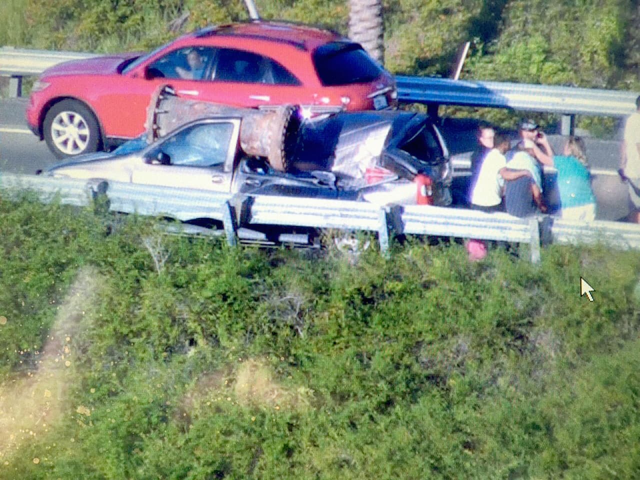 Un hombre de Florida sobrevive después de que un gigante objeto metálico cayera sobre su auto