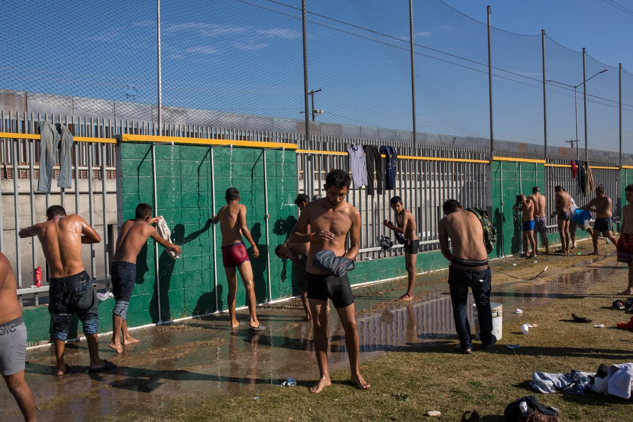 <b>Un Baño detrás de la valla.</b> Un grupo de migrantes se ha instalado en un refugio muy cerca de la frontera en Tijuana.
<a href="https://www.univision.com/noticias/indocumentados/diario-de-la-caravana-unos-3-000-migrantes-de-la-caravana-ya-estan-en-tijuana-y-hacen-largas-filas-en-busca-de-comida">Las autoridades calculan que una tercera parte de la caravana que partió en octubre de Honduras ya ha arribado. </a>El alcalde de la ciudad asegura que la llegada de los migrantes es una "avalancha" que la ciudad no está preparada para manejar.