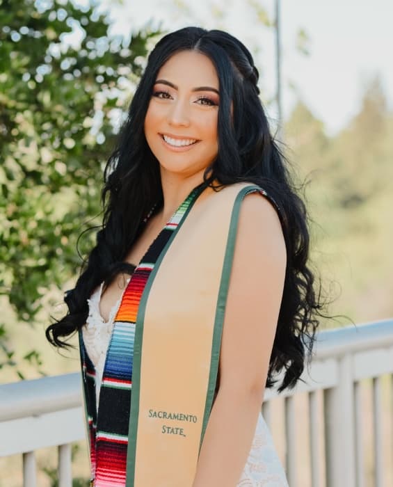 <b>Samantha Acosta</b> — California State University, Sacramento
<br>
<br>"Orgullosa de ser latina, ser de la primera generación en mi familia en asistir a la universidad y haber logrado graduarme a pesar de las circunstancias de la pandemia global".