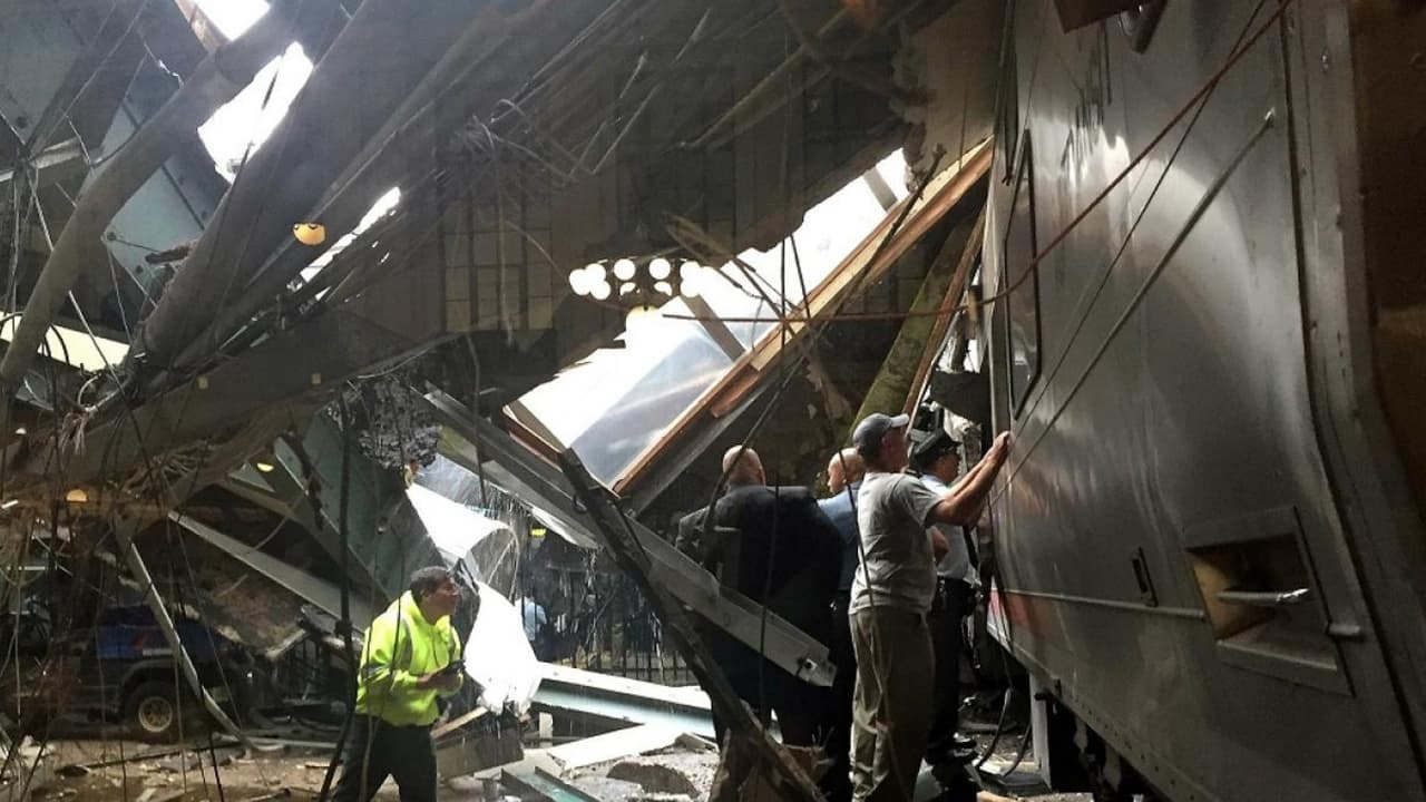 Un muerto y más de 100 heridos tras estrellarse un tren en una estación de Nueva Jersey