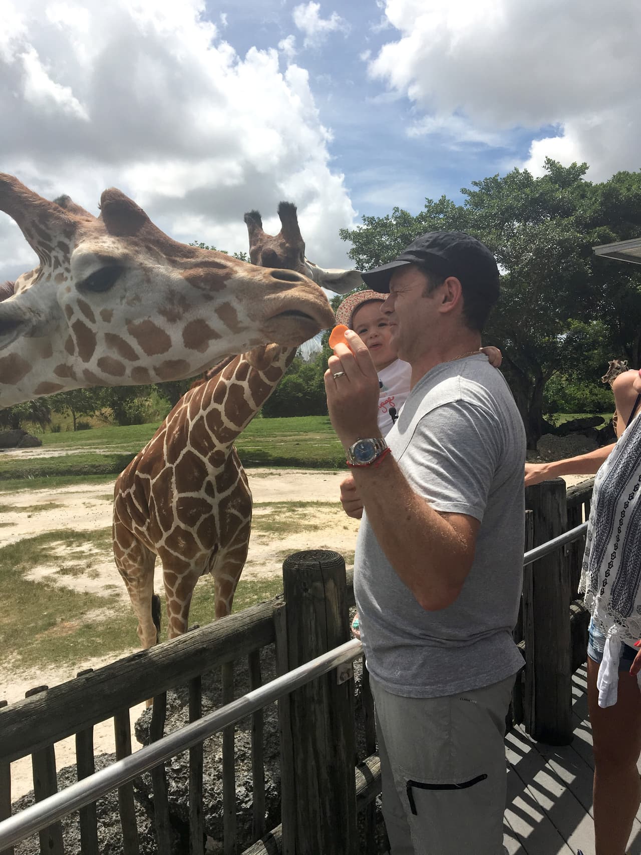 Alan Tacher siempre ocurrente, hasta se llevó un besito de su nueva amiga.