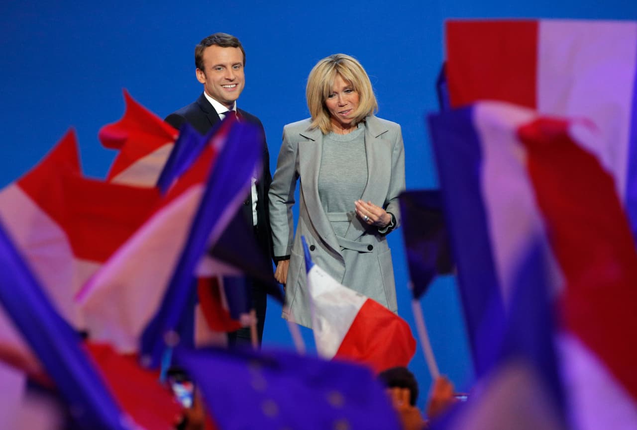 Emmanuel Macron y su esposa celebran ante sus seguidores el resultado de las elecciones.