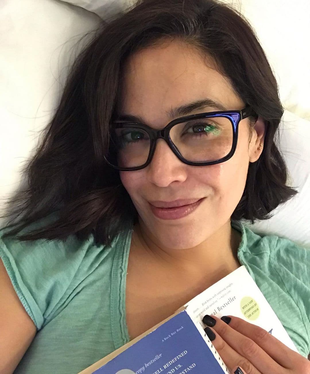 Cuando no está en la cocina, brindando consejos de moda o en su faceta de madre, Karla toma un tiempo para relajarse y disfrutar de un buen libro.