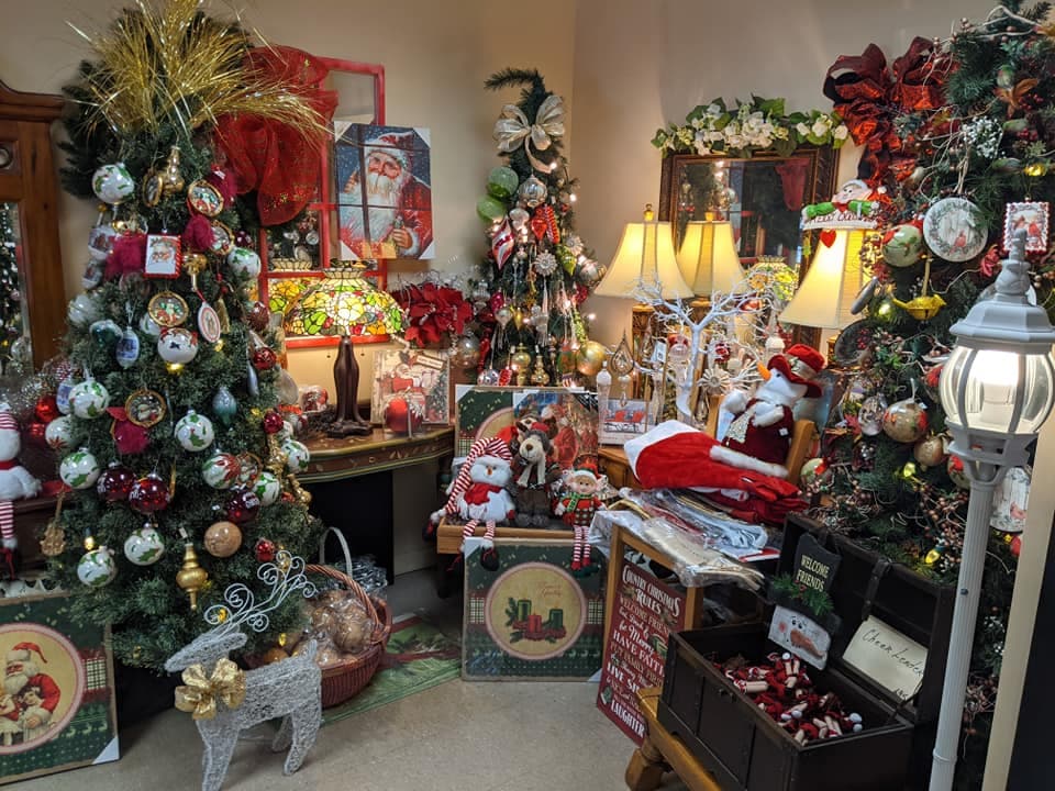 <b><a href="https://www.helenchamber.com/events/christkindlmarkt.html">Christkindlmarkt (Helen)</a></b>. Durante fines de semana selectos de noviembre y diciembre, la adorable ciudad bávara de Helen se convierte en un país de las maravillas navideñas gracias en parte a su Christkindlmarkt anual, donde los visitantes pueden encontrar ideas de regalos únicas, pretzels alemanes festivos y otros productos horneados, adornos navideños y otros artículos hechos a mano.