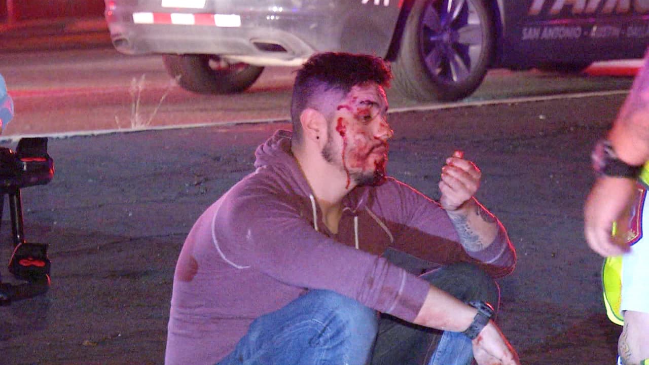 Supuestamente, hizo un viraje a la derecha e impactó con el automóvil un restaurante de comida mexicana.