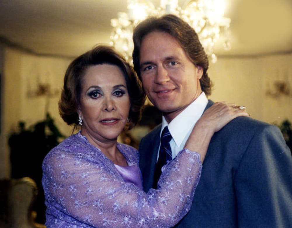 La obsesión de la madre de Julio Montesino por tener descendencia la lleva a buscar a una mujer que pueda embarazarse y procrear al primogénito de su hijo.