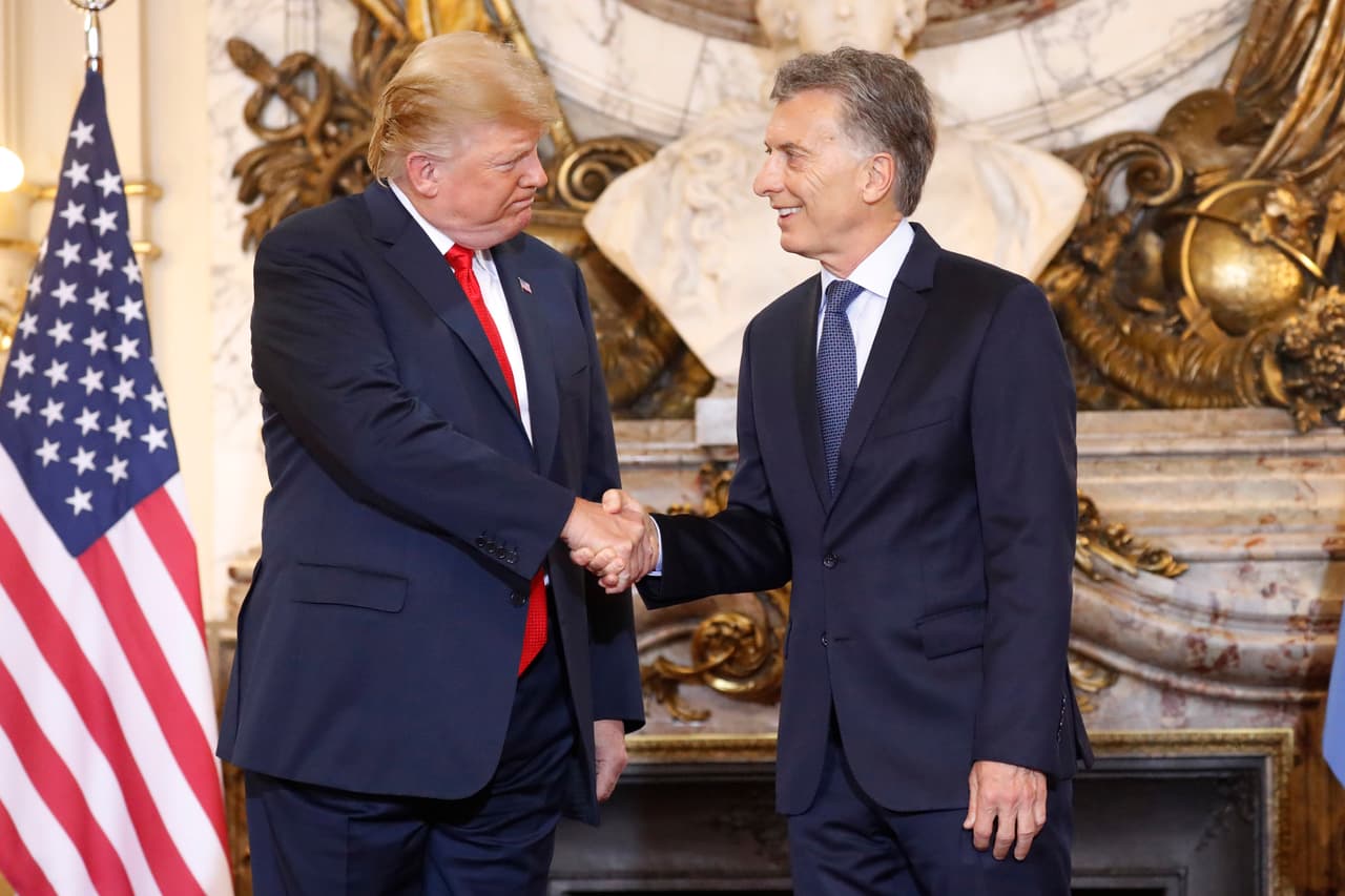 Como anfitrión, el mandatario argentino, Mauricio Macri, fue el árbitro en ese complejo escenario que transcurrió en medio de protestas de organizaciones de izquierda. Macri reconoció la existencia de cuestionamientos a los mecanismos multilaterales y 
<b>"tensiones entre países".</b>