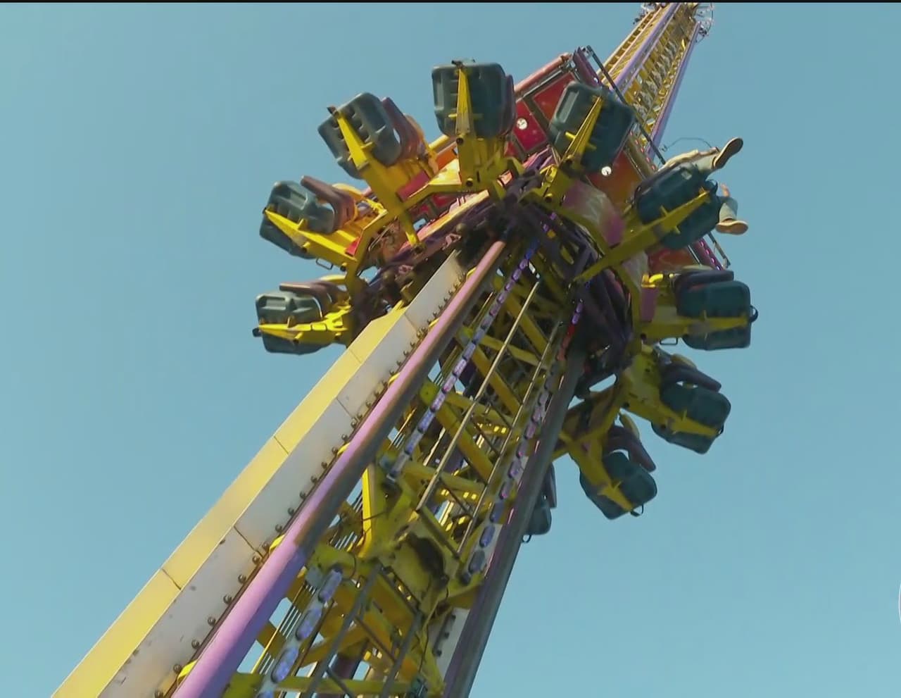 Uno de los momentos más emocionantes para el conductor fue cuando desafió a las alturas en el Mega Drop de la feria.