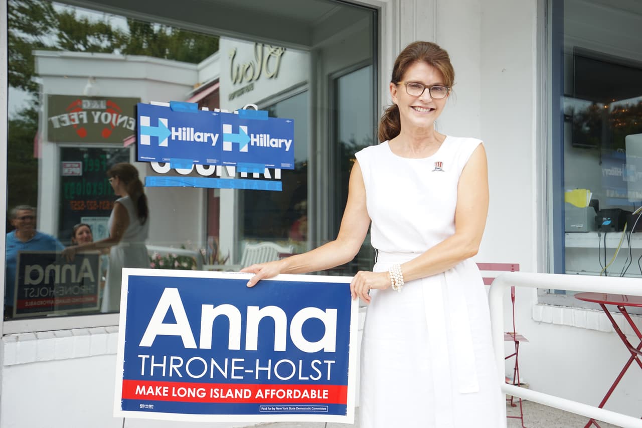 Anna Throne-Holst posa delante de la oficina electoral en East Hampton.