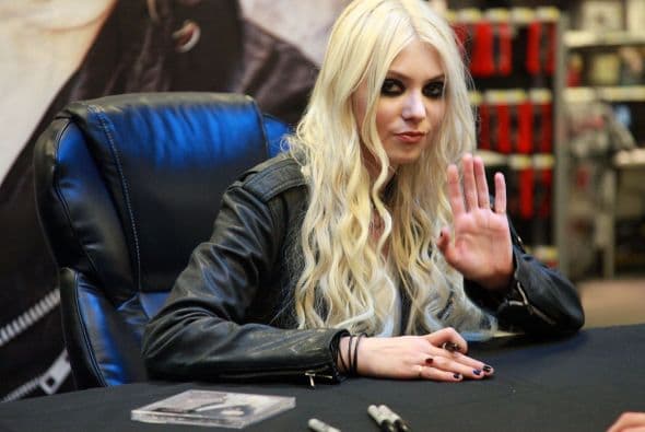 Bueno, aquí al menos nos manda un saludito... Más videos de Chismes aquí.