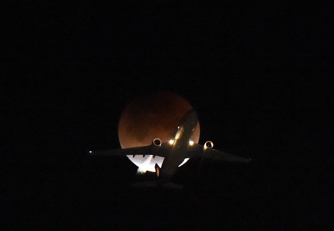 La superluna eclipsada detrás de un avión que viaja por el cielo sobre Los Ángeles. En este momento la luna está 
<b>en uno de los puntos de su órbita más cercanos a la Tierra</b>. Según NASA, a las 8:27 a.m. (hora del este) la luna llena estará lo 
<b>suficientemente cerca como para ser considerada una superluna.</b>